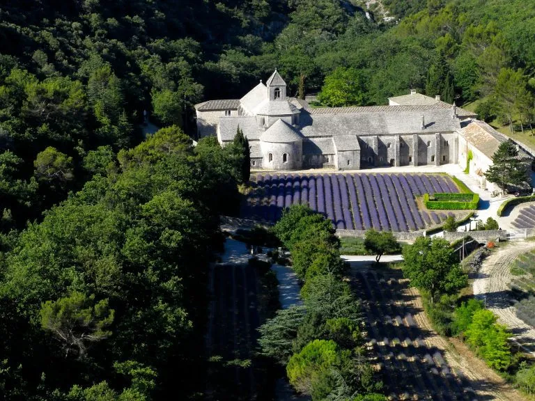 Ranska, Provence Alpit Cote d'Azur, Haute Provence, Senanquen sisarkirkon luostari laventelipeltojen vieressä: Abbay Notre-Dame de Sénanque, näkymä ilmakuvasta,