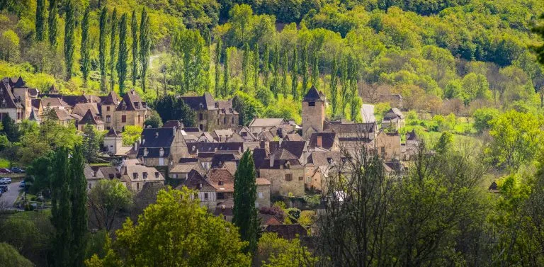 Mooi frans dorp chateau de limargue autoire frankrijk