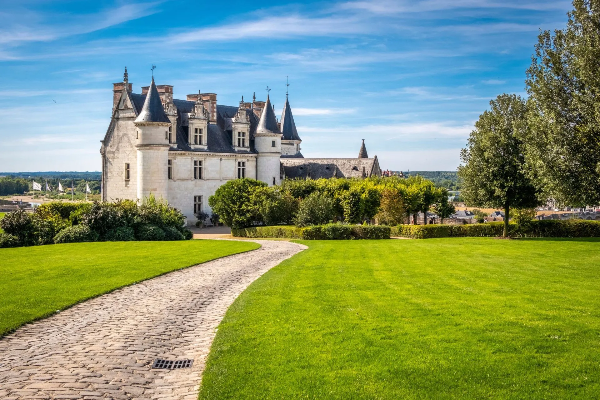 Chateau Amboise met renaissancetuin op de voorgrond. Loire-vallei, Frankrijk.