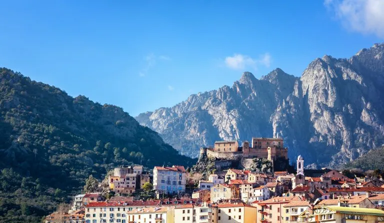 Corte, kaunis kaupunki vuoristossa Korsikan saarella, näkymä kaupunkiin ja vuoristoon.