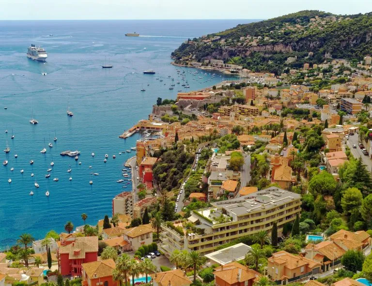 Nizzan lähellä sijaitsevan Villefranche-sur-Merin lomakylän näkymä Välimeren rannalla Cote d'Azurilla, Ranskassa.