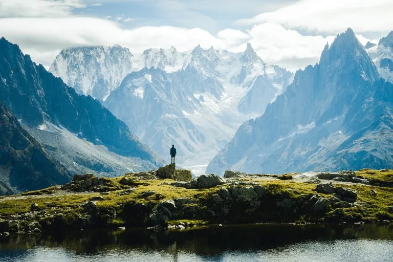 Vista del paisaje montañoso en el Lago Blanco y la montaña Mont-Blanc en Europa, Chamonix Francia