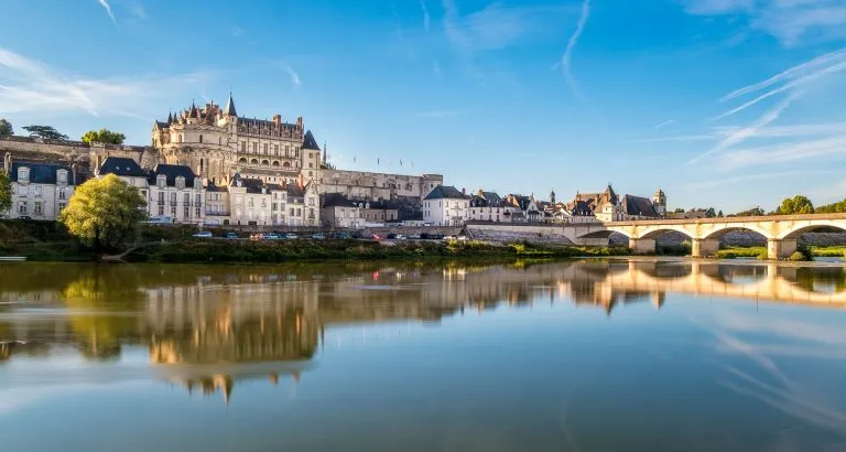 Amboisen linna auringonnousun aikaan Loire-joen yllä