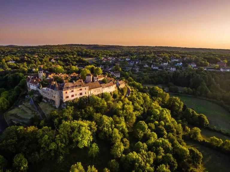 Loubressac Dorf Drohne Blick bei Sonnenuntergang in Frankreich