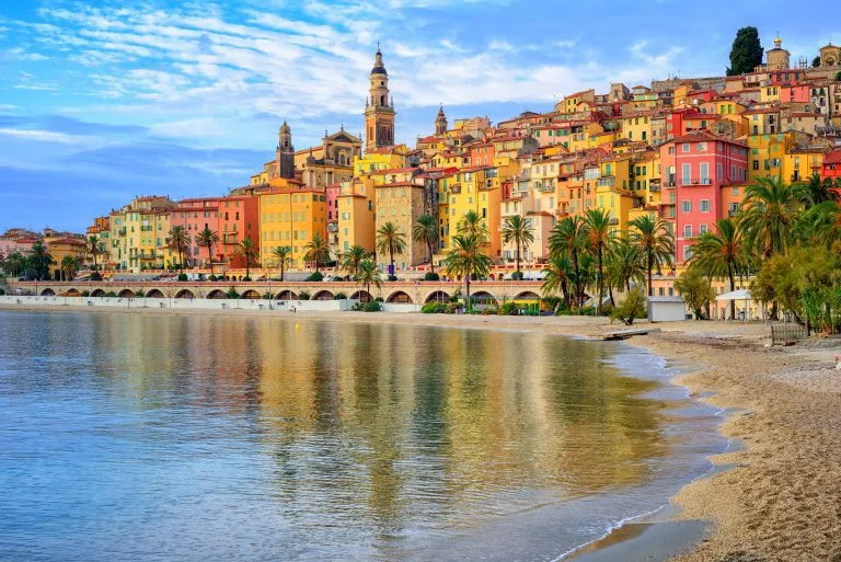 Värikäs keskiaikainen kaupunki Menton Rivieralla, Välimeri, Ranska