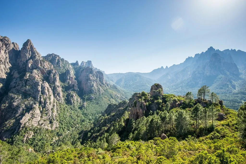 Zonnige rotsvallei op het eiland Corsica