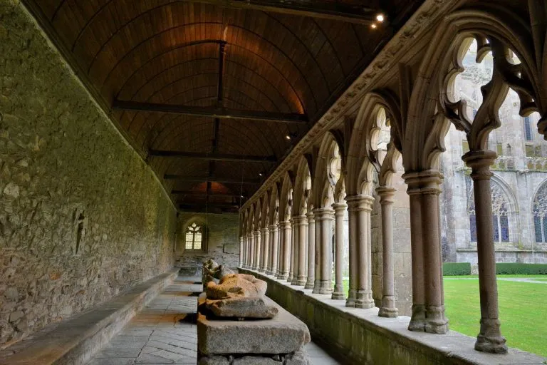 Le beau cloître de la cathédrale de Tréguier en Bretagne