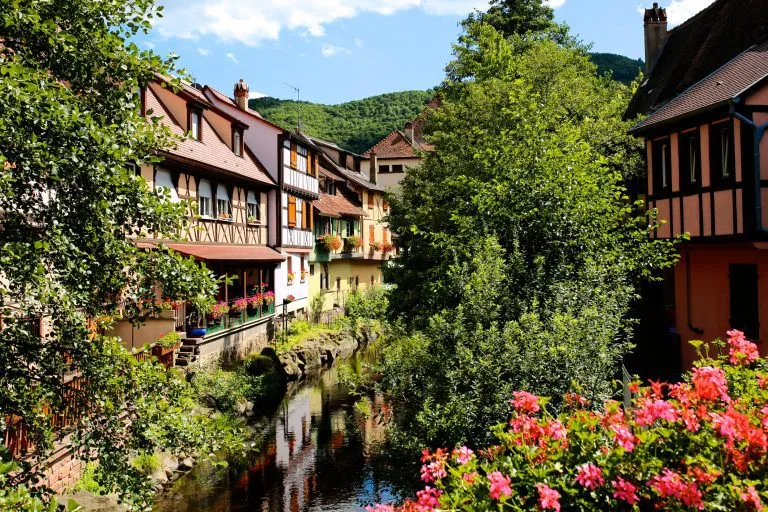 Viehättäviä värikkäitä taloja ja kanavia Kaysersbergissä, pienessä kunnassa Colmarin lähellä, Alsacessa, Ranskassa. Tämä kaupunki on nimetty yhdeksi kauneimmista ranskalaisista kylistä.